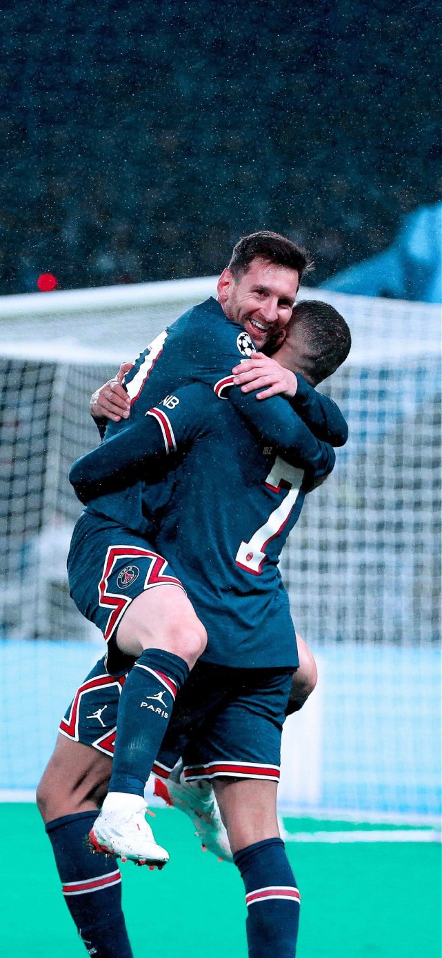 反身扣篮震撼全场（反身暴扣引爆全场）