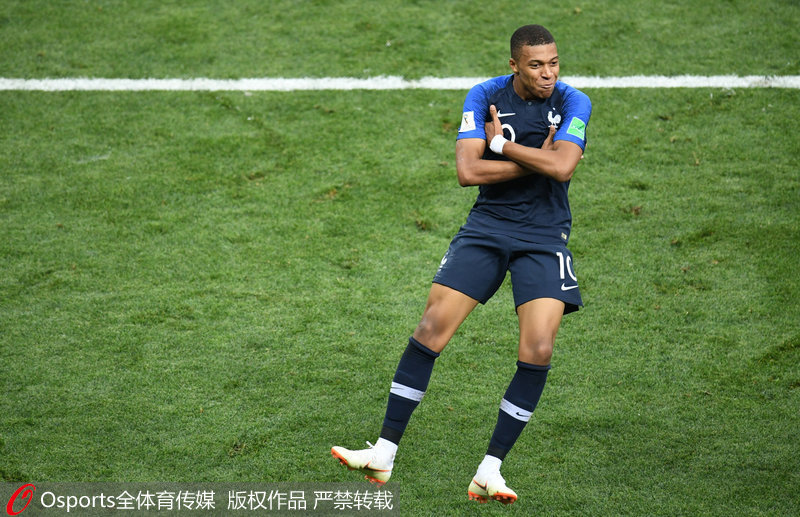 巴萨球员幸福满满，拉菲尼亚、3C、莱万与家人温馨相聚（巴萨众将其乐融融：拉菲尼亚、3C、莱万携家人温馨团聚）