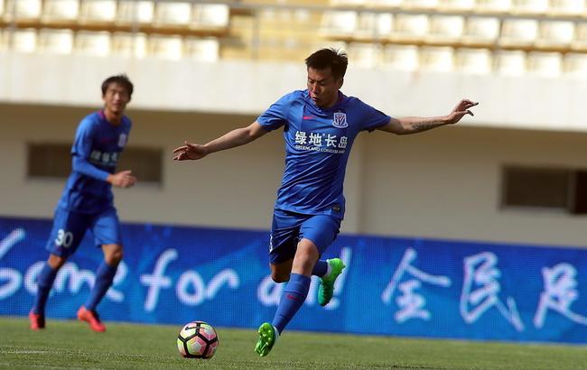 给你修修胡子，瓦科分享自己用剪刀剪克雷桑胡子的照片（瓦科晒照：亲自拿剪刀为克雷桑修胡子）