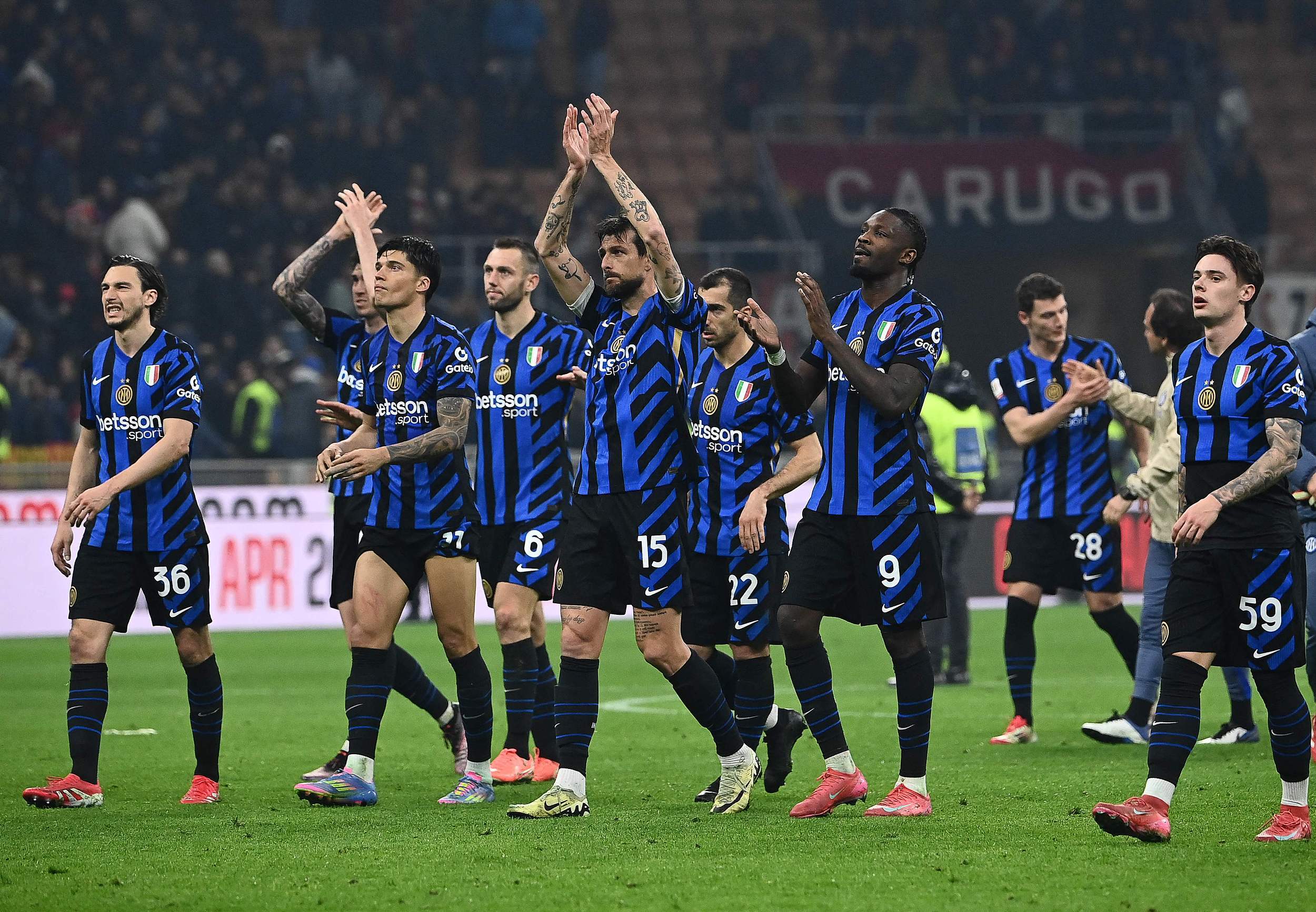 世体：德容与孔德已回国家队报到，其他巴萨球员周二陆续报到（世体：德容、孔德已向各自国家队报到，其余巴萨球员将于周二陆续报到）